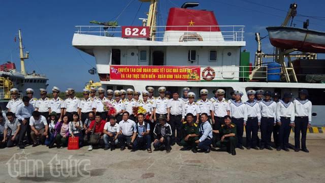 Chuyển quà Xuân ra nhà giàn DK1 ảnh 1