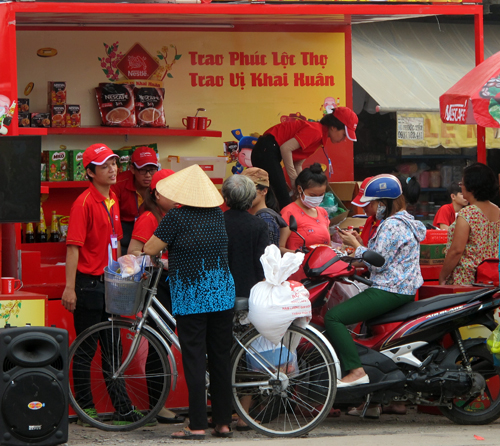 Đưa hàng Tết Việt đến người dân ảnh 1