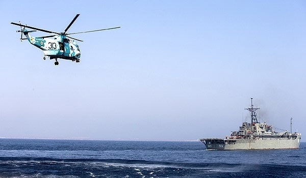 Máy bay do thám Iran bay trên đầu tàu sân bay Mỹ ảnh 1