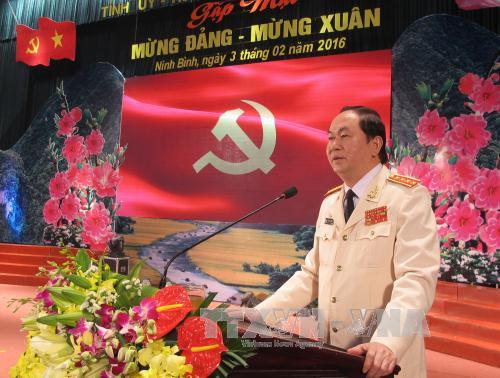 Lãnh đạo Đảng, Nhà nước chúc Tết và tặng quà người nghèo ảnh 2