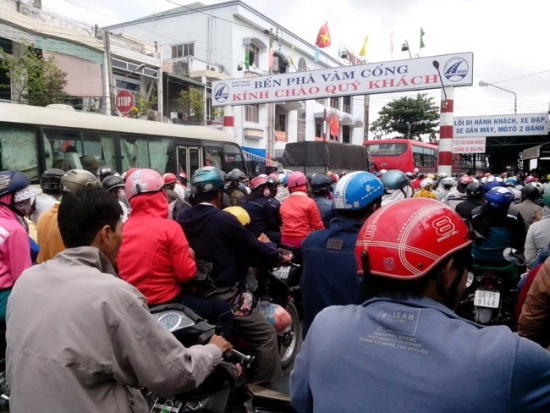 Ùn tắc giao thông nghiêm trọng tại phà Vàm Cống, An Giang ảnh 1