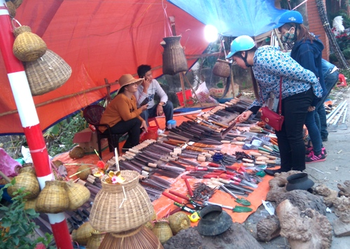 Du xuân chợ Viềng mua may ảnh 1