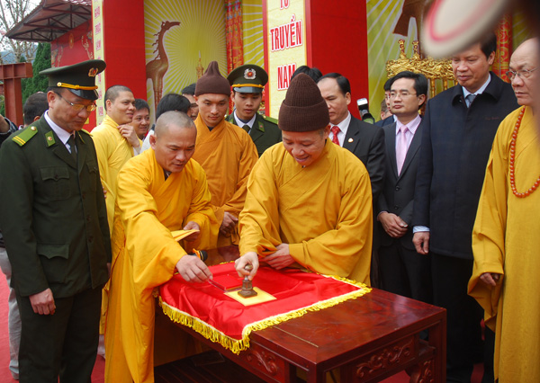 Du khách tấp nập trẩy hội Xuân Yên Tử ảnh 5