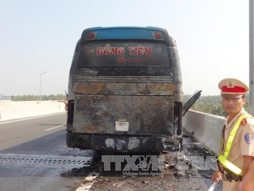 Xe khách cháy rụi đuôi trên cao tốc Trung Lương ảnh 1