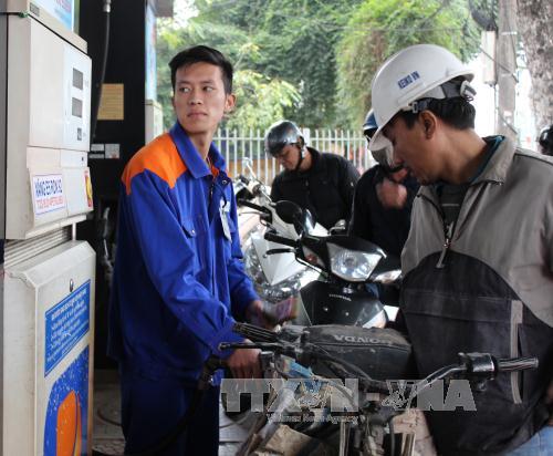 Giá xăng giảm tiếp gần 1.000 đồng/lít ảnh 1