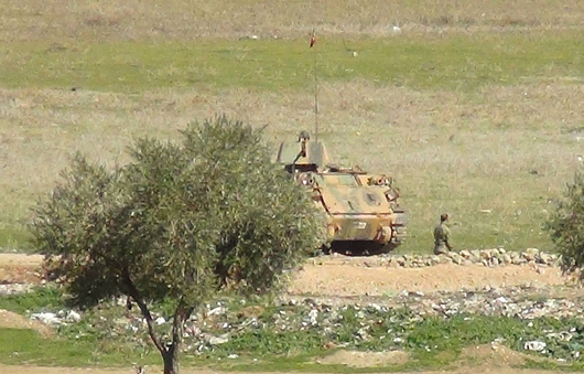 Lính Thổ Nhĩ Kỳ cùng xe chiến đấu vượt biên giới vào Syria ảnh 1