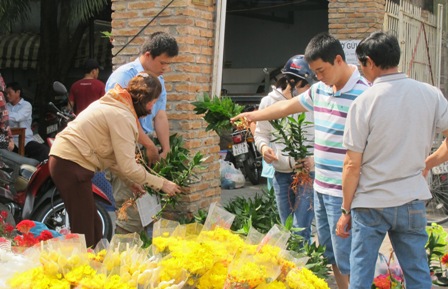 Nhộn nhịp thị trường Rằm tháng Giêng ảnh 1