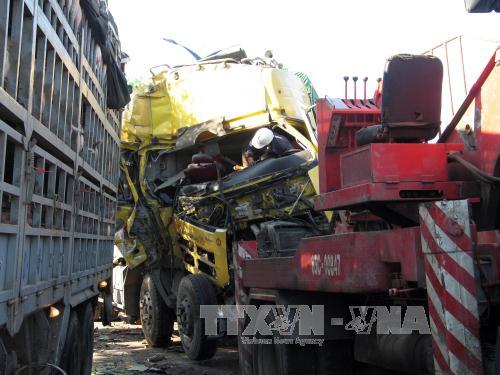 Đâm nát xe tải dừng bên đường, 2 người bị thương nặng ảnh 1