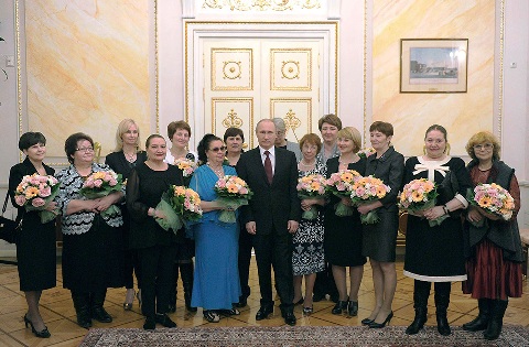 Tổng thống Putin hết lời ngợi ca phụ nữ ảnh 1
