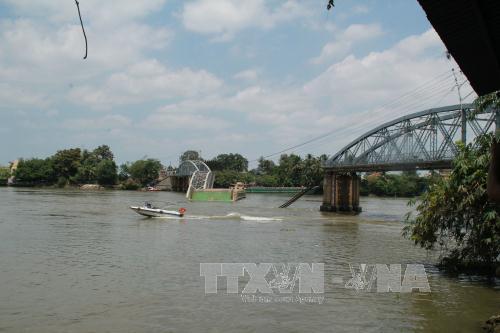 Sập cầu Ghềnh Biên Hòa, người xe rớt xuống sông ảnh 1