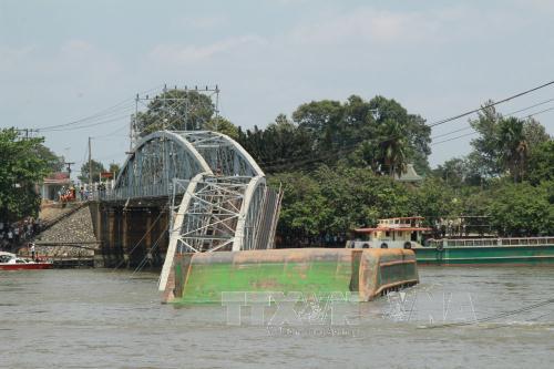 Sập cầu Ghềnh Biên Hòa, người xe rớt xuống sông ảnh 3
