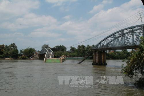 Sập cầu Ghềnh Biên Hòa, người xe rớt xuống sông ảnh 4