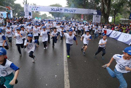 Hàng nghìn người chạy bộ "Vì sức khỏe răng miệng" ảnh 1