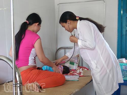 Thiếu nước sạch, người dân Kon Tum đổ bệnh đường ruột ảnh 1