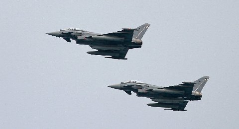 Chiến đấu cơ NATO "bám đuôi" máy bay BTQP Nga ảnh 1