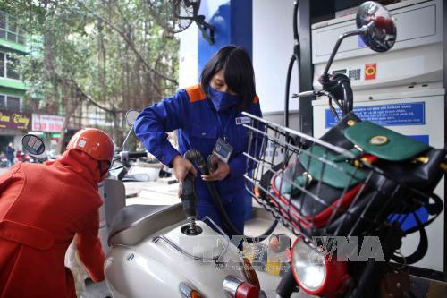 Khách mua xăng tại cửa hàng xăng dầu số 9 Trần Hưng Đạo, quận Hoàn Kiếm (Hà Nội). Ảnh: Minh Quyết - TTXVN