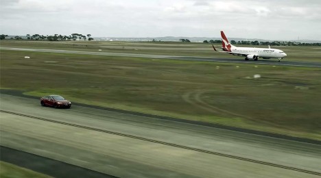 Cuộc đua ngoạn mục giữa xe điện Tesla và máy bay Boeing ảnh 1