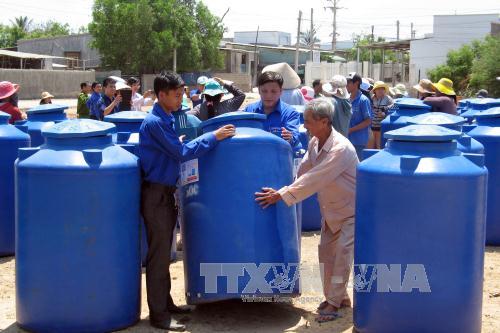 Hỗ trợ dụng cụ chứa nước cho người dân Ninh Thuận ảnh 1