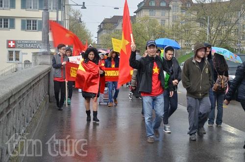 Quầy thông tin về Biển Đông tại Zurich ảnh 1