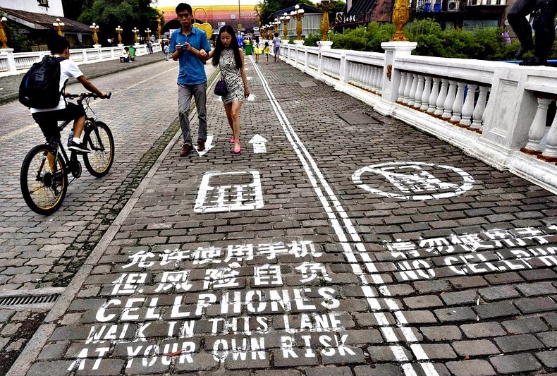 Đức lắp đặt đèn giao thông cho người nghiện smartphone ảnh 2
