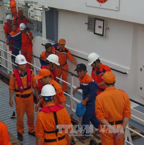 Các thuyền viên gặp nạn tại Hoàng Sa về đất liền an toàn ảnh 1