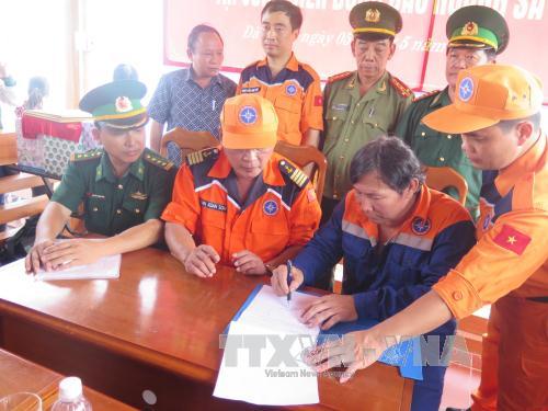 Các thuyền viên gặp nạn tại Hoàng Sa về đất liền an toàn ảnh 2