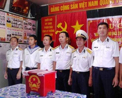 Cán bộ, chiến sĩ Nhà giàn DK1 bầu cử sớm ảnh 1