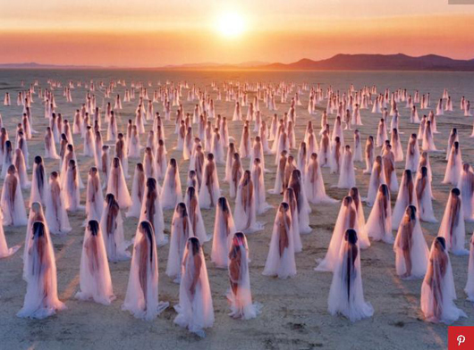 Bức ảnh 'Tinh thần Sa mạc do ông Spencer Tunick thực hiện năm 2013. Ảnh: Spencertunick.com