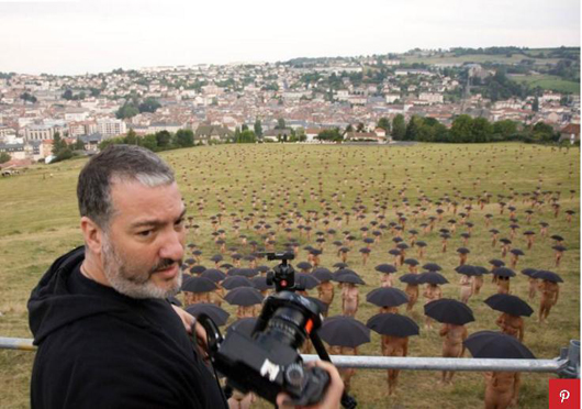 Nhiếp ảnh gia này nổi tiếng với các dự án chụp ảnh khỏa thuân tập thể. Ảnh. Spencertunick.com