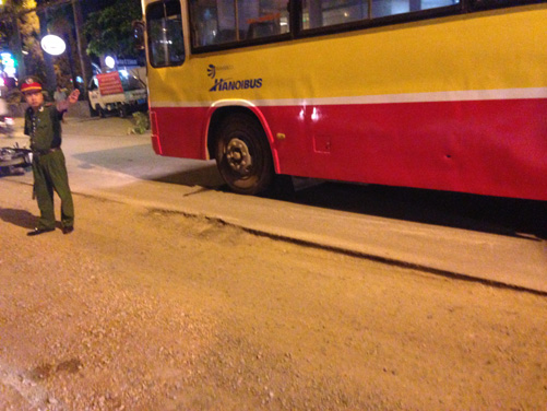Mặt đường bị cào bóc, suýt bị xe buýt đè chết ảnh 4