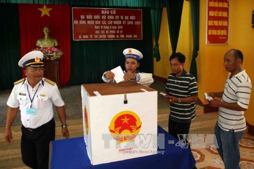 Cử tri Trường Sa gửi trọn niềm tin trong lá phiếu bầu cử ảnh 1