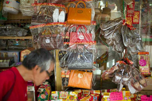Hàng hiệu đau đầu vì… hàng mã ảnh 1