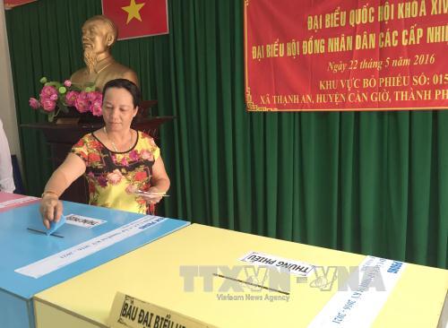 Cử tri TP HCM hân hoan tham gia ngày hội bầu cử ảnh 1
