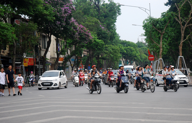 Sau bầu cử, đường phố Hà Nội lại sôi động ảnh 2