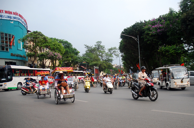 Sau bầu cử, đường phố Hà Nội lại sôi động ảnh 3