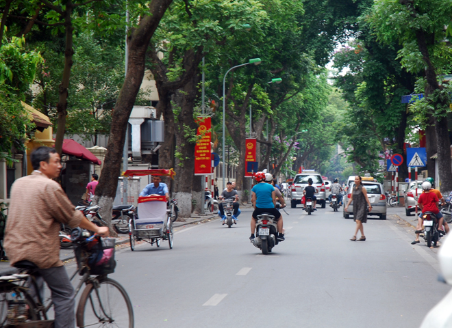 Sau bầu cử, đường phố Hà Nội lại sôi động ảnh 5