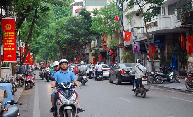 Sau bầu cử, đường phố Hà Nội lại sôi động ảnh 7
