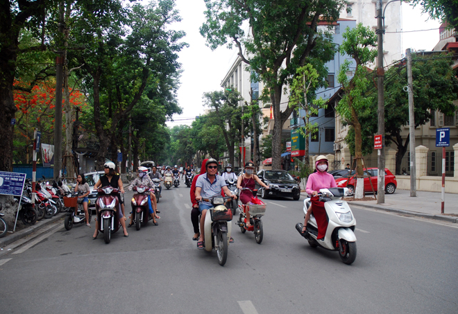 Sau bầu cử, đường phố Hà Nội lại sôi động ảnh 9