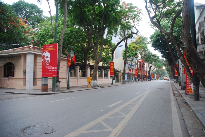 Sau bầu cử, đường phố Hà Nội lại sôi động ảnh 12