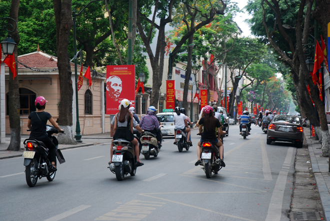 Sau bầu cử, đường phố Hà Nội lại sôi động ảnh 13