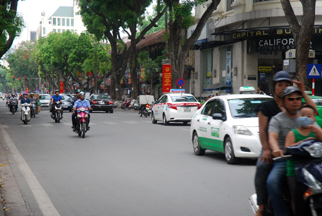 Sau bầu cử, đường phố Hà Nội lại sôi động ảnh 15