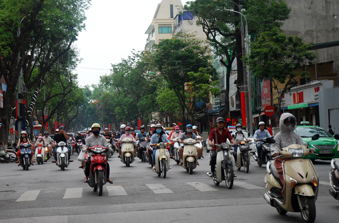 Sau bầu cử, đường phố Hà Nội lại sôi động ảnh 17