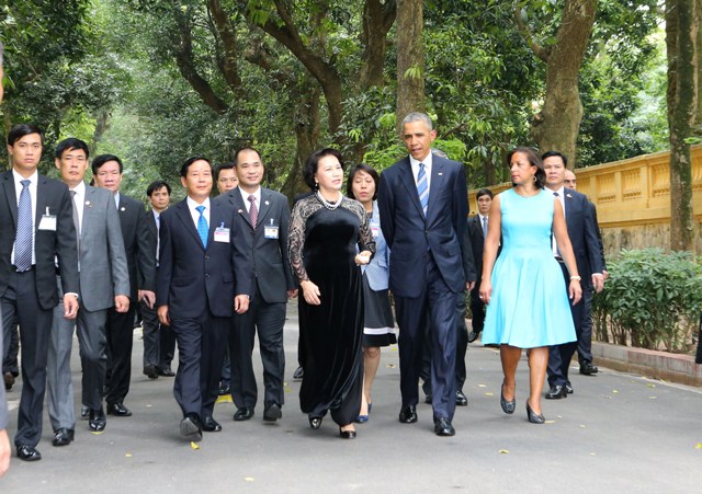 Tổng thống Obama thăm ao cá, nhà sàn Bác Hồ ảnh 1