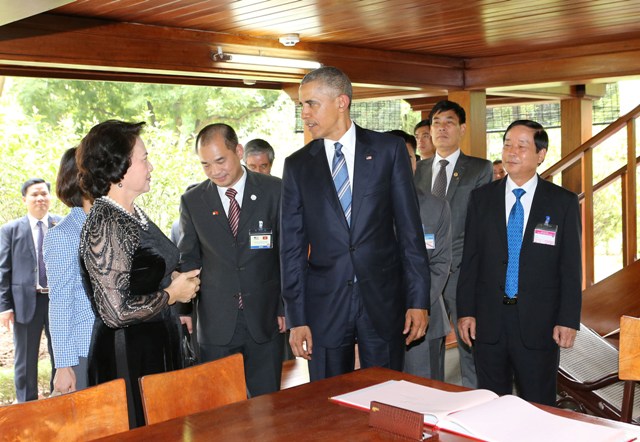 Tổng thống Obama thăm ao cá, nhà sàn Bác Hồ ảnh 2