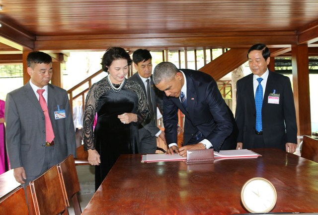 Tổng thống Obama thăm ao cá, nhà sàn Bác Hồ ảnh 3
