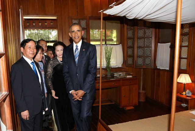 Tổng thống Obama thăm ao cá, nhà sàn Bác Hồ ảnh 4
