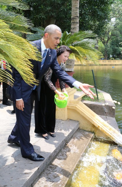 Tổng thống Obama thăm ao cá, nhà sàn Bác Hồ ảnh 5