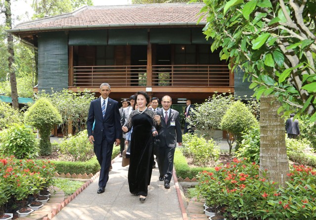 Tổng thống Obama thăm ao cá, nhà sàn Bác Hồ ảnh 6