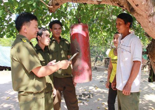 Hết lòng vì nhân dân ảnh 2
