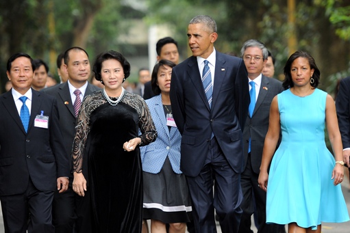 Bí mật về người phụ nữ bên cạnh ông Obama ngày 23/5 ảnh 2